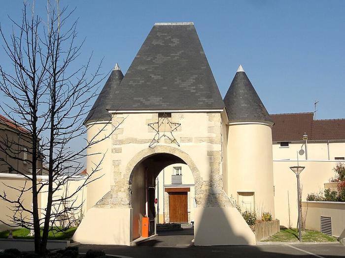 HERBLAY— Immobilier — CENTURY 21 Sinval — Porche de l’ancien château principal